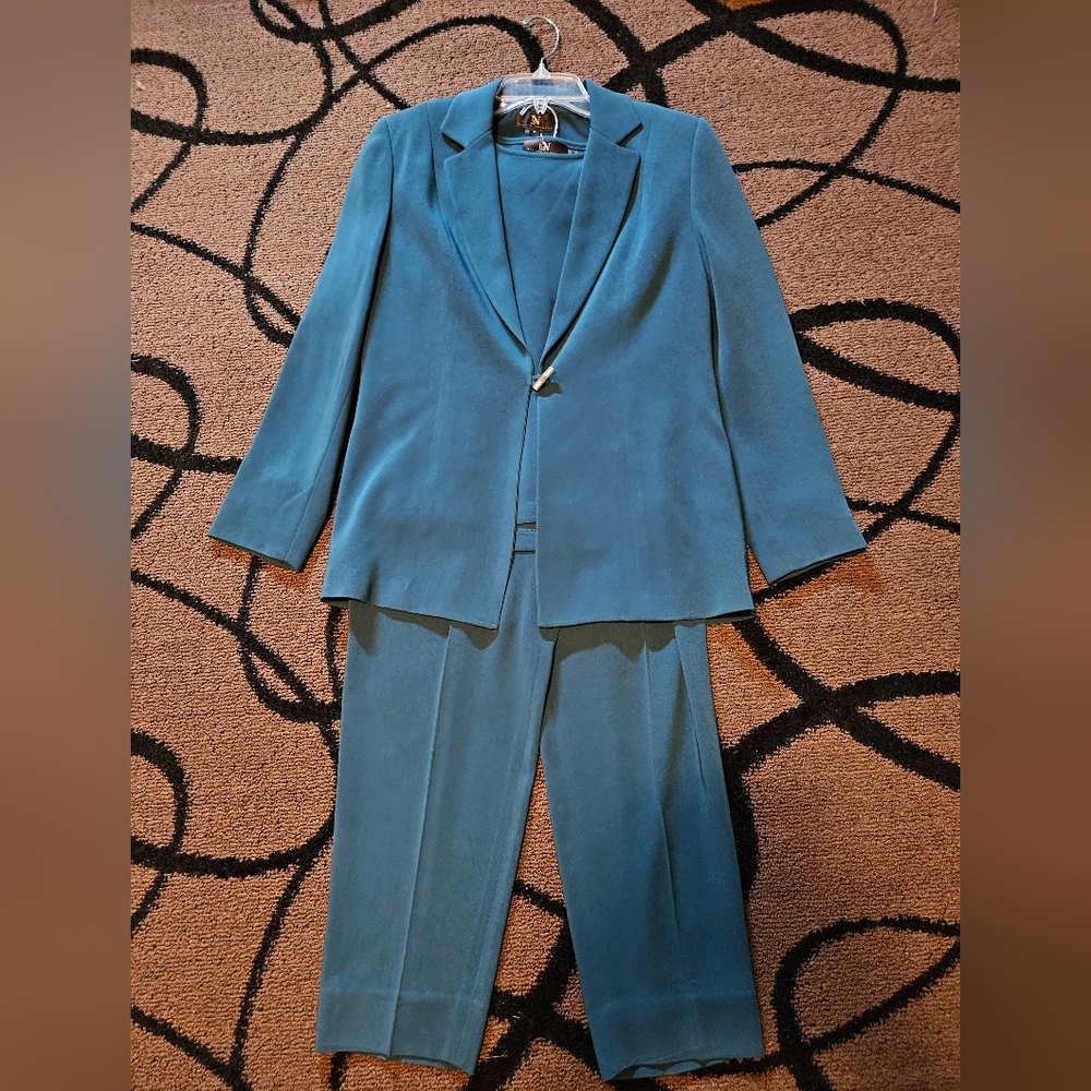 Nicole Summers 3 piece suit